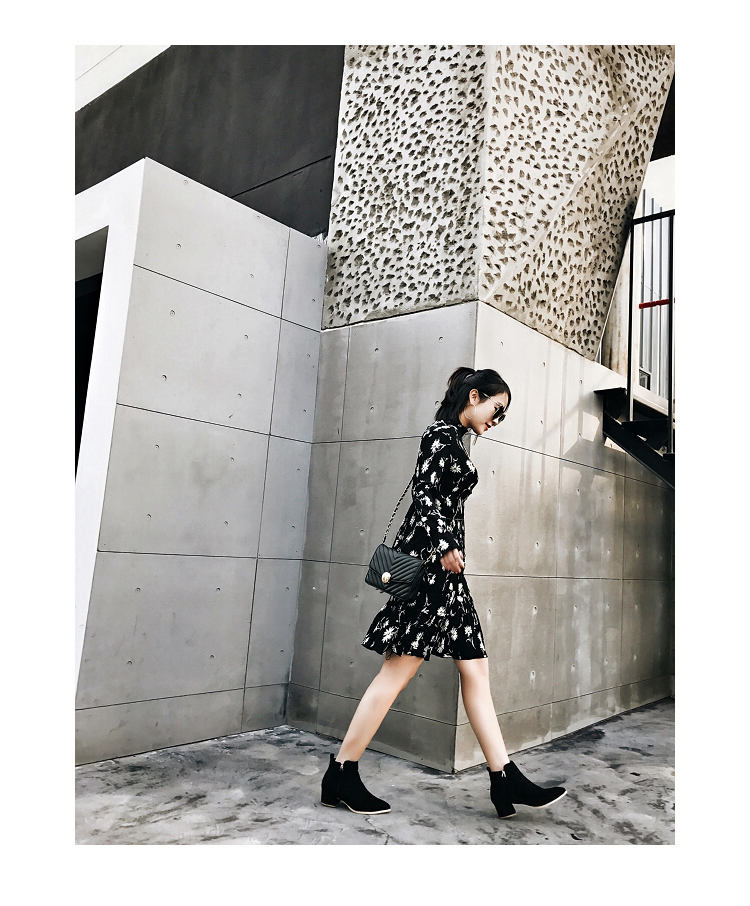 春天碎花连衣裙,春天红色碎花裙怎么搭配好看