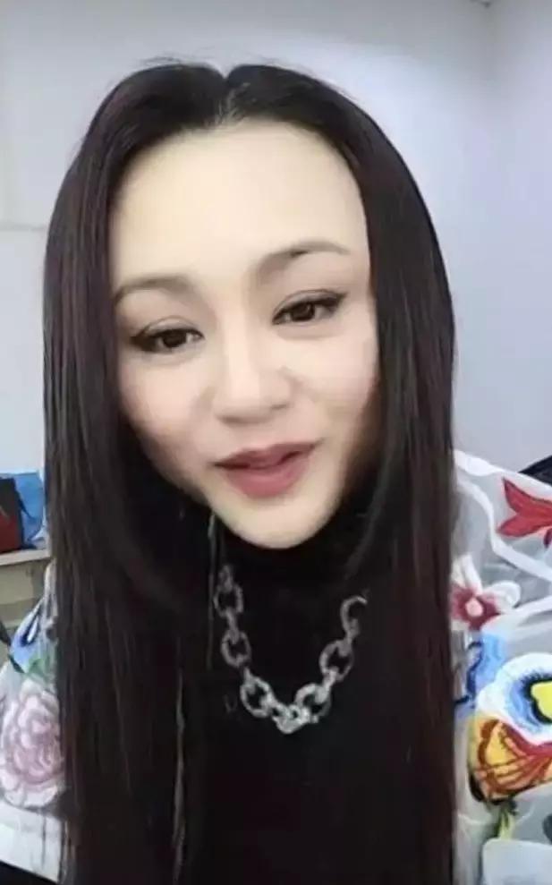 天啊,童年女神脸尖到不敢认,这是老了还是整容?