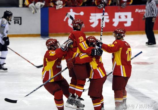 暴揍韩国？比赛要赢，打架也要赢，中国冰球小将霸气侧漏GIF