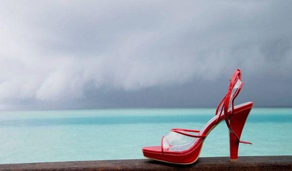 19岁女大学生失眠30晚藏入地窖自杀，被发现后接受电疗获新生