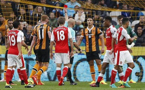 裁判员出示红牌警告有哪些情况,裁判给了自己一张红牌