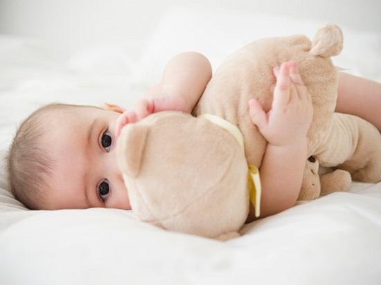 宝宝磕到头要擦什么药,婴儿磕到头需要去医院吗