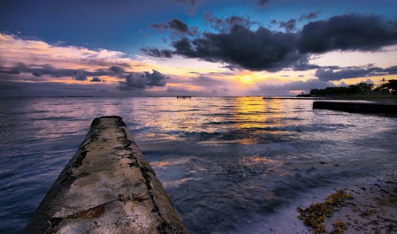 在海中央看海,站在海边看海的感受