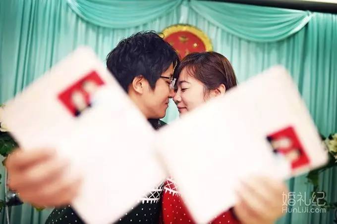 在朋友圈晒领证的那张照片,千万别学大s和奶茶妹妹!