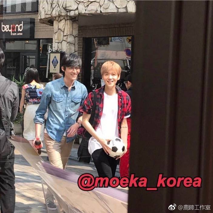 鹿晗在球场踢球时被偶遇,鹿晗日本旅行被粉丝偶遇