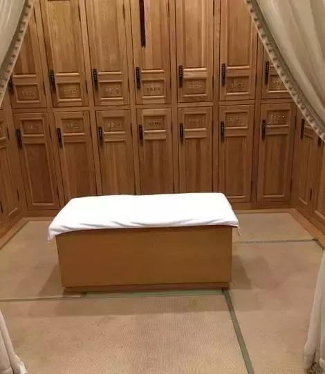 一起泡温泉的奢侈的享受,夏日一起泡温泉