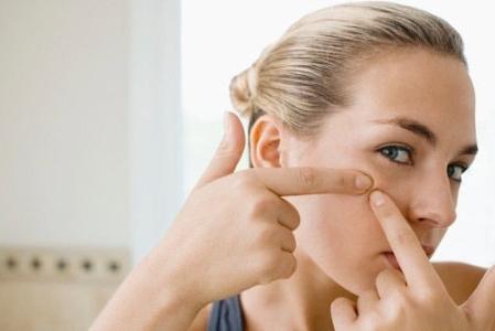 鼻子上的黑头粉刺挤出来有臭味,脸上的黑头粉刺该不该挤出来