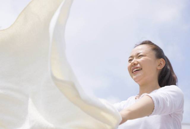 白色衣服的顽固发霉污渍如何清除,衣服发霉异味怎么清洗方法最简单