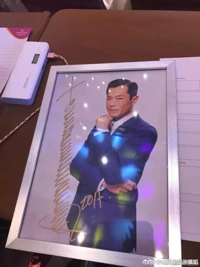 古天乐签名有灵感吗 (古天乐的签名才是经典)