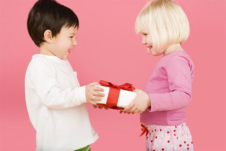 女人一般喜欢男人送她什么礼物,中年女人最想男人送的四件礼物