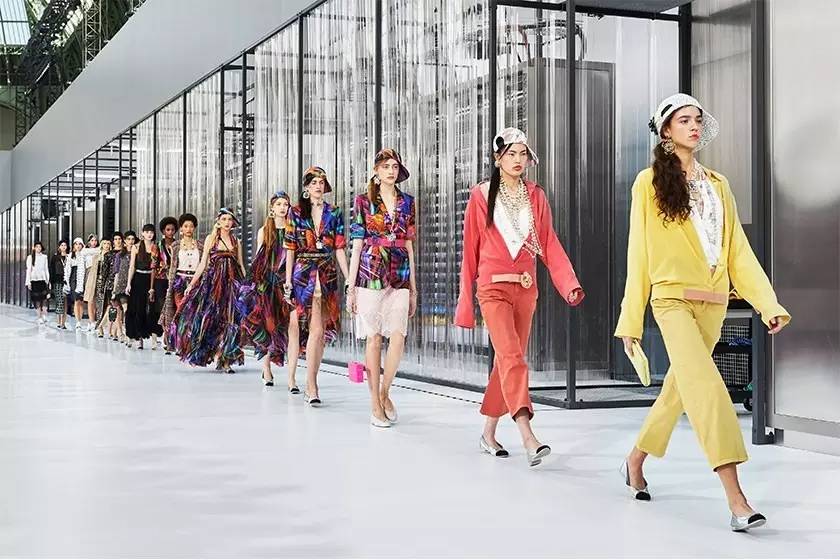 今年夏季服装最流行什么样的,今年最流行的春季服饰是什么样的