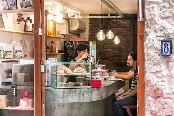 去年夏天，他几乎花光了全部积蓄流浪巴西，去了这些自由有趣的咖啡馆