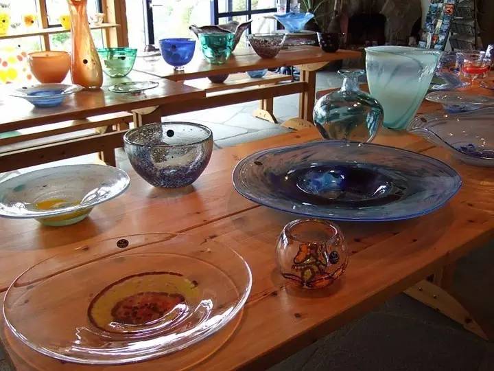 在山的那边海的那边有一群小红狗,在山的那边海的那边有一个蓝精灵