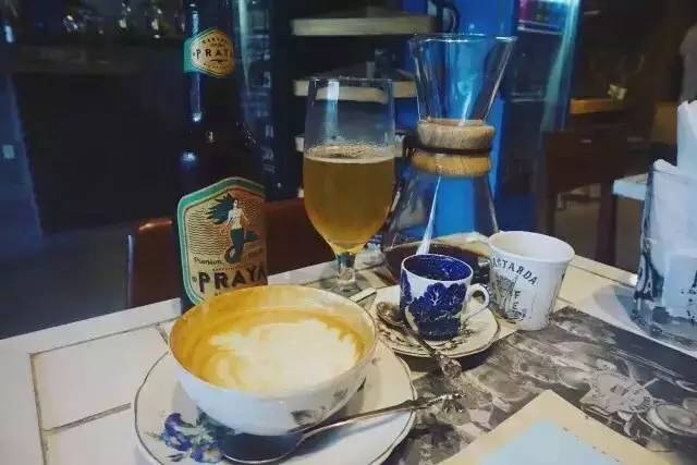 去年夏天，他几乎花光了全部积蓄流浪巴西，去了这些自由有趣的咖啡馆