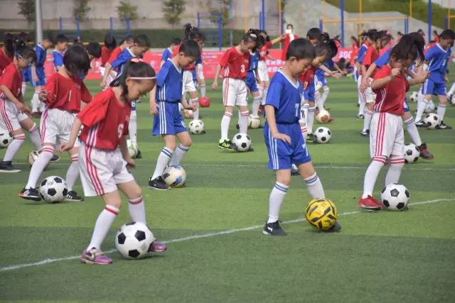 这一群中小学生像职业球员一样在踢球！