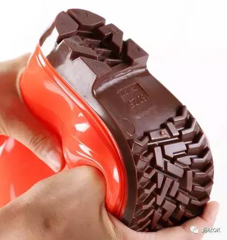 出去玩下雨穿雨衣还是打伞方便,下雨天穿上雨衣出去玩