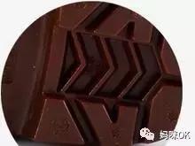 出去玩下雨穿雨衣还是打伞方便,下雨天穿上雨衣出去玩