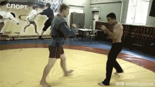 女人在被掐脖子时候如何防身,女子被歹徒掐脖子险些致命