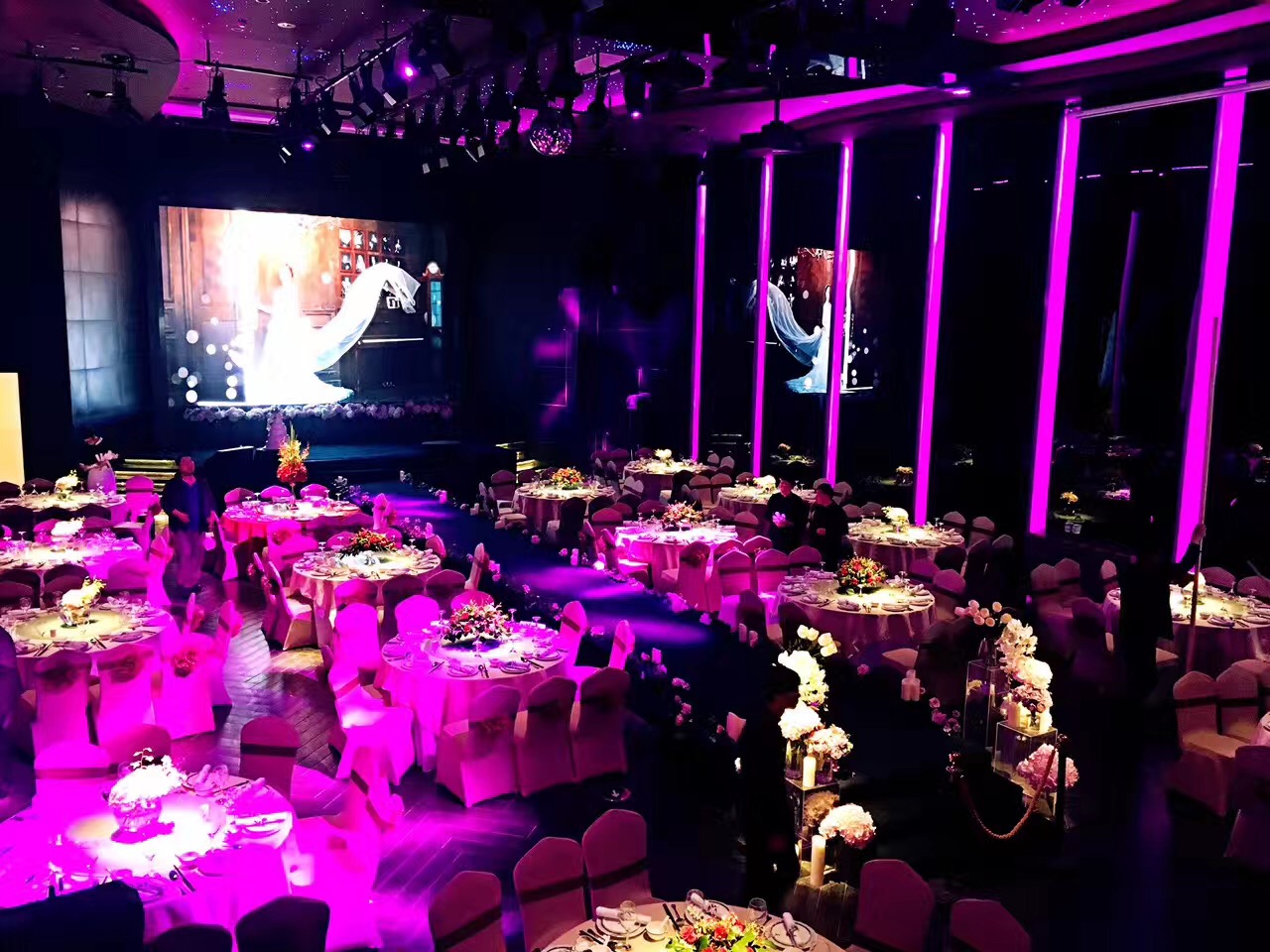 婚礼会所和酒店哪个好,结婚在家里办还是酒店办