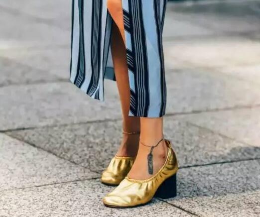 今年流行奶奶鞋,最近很火的时尚奶奶