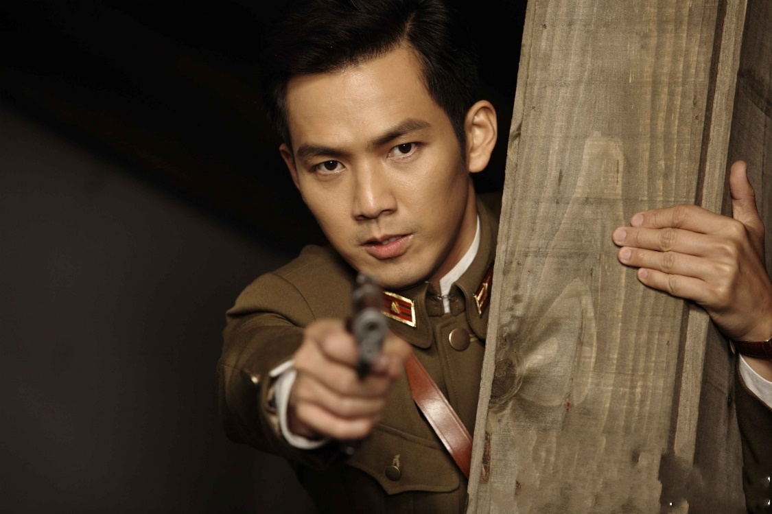 一人分饰两角男演员,一人分饰两角男明星