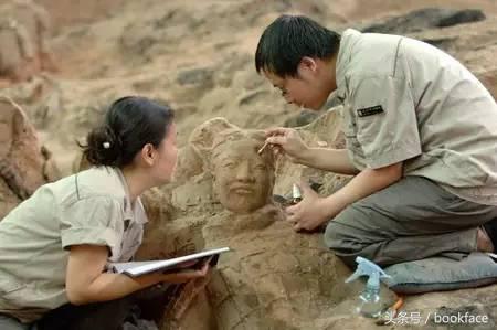 一群男人列队欢迎,霸道总裁出场一群男生迎接