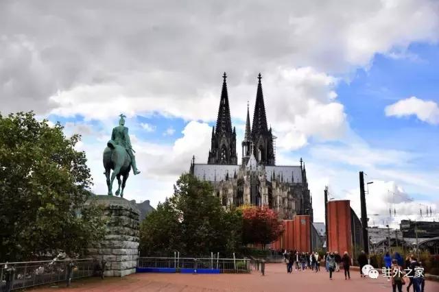 这个单身姑娘一个人一台车一年行走二十多个国家