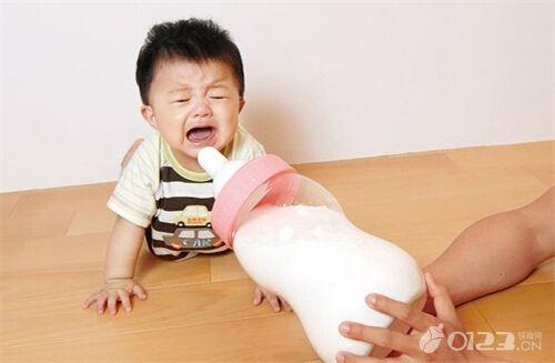 宝宝抗拒用奶瓶喝奶怎么解决,宝宝恋上母乳不吃奶瓶怎么办