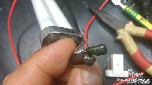 小台灯充不进去电该怎么修,小台灯按钮按不下去怎么修