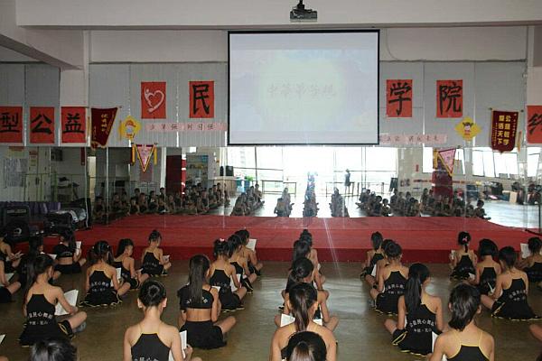 “三爱文化”是学院非常重视的教育方向《爱国爱家爱自己》