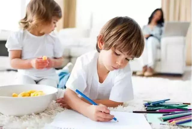 怎样正确引导孩子的嫉妒心,如何消除孩子嫉妒心理