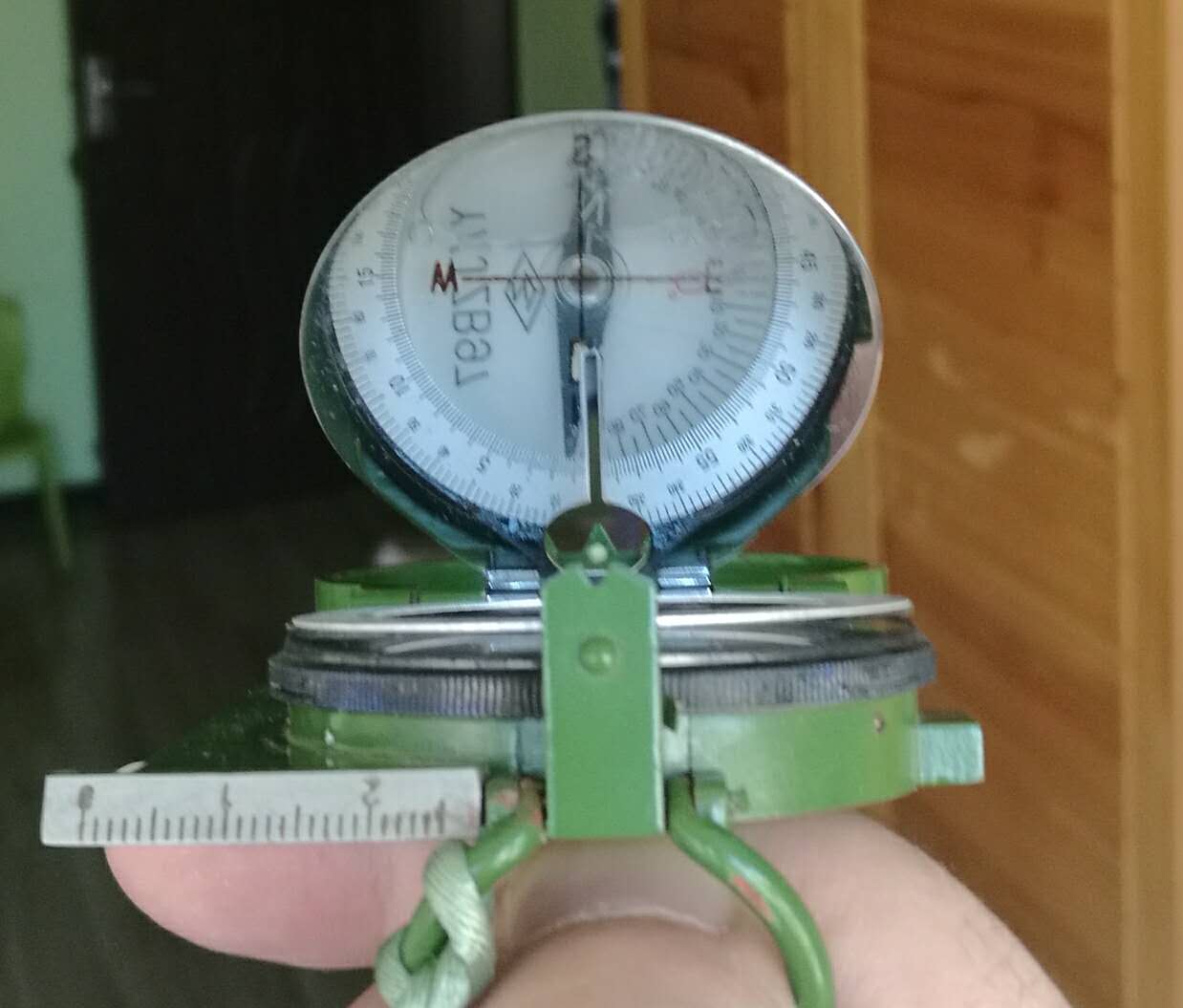 从军品店搞个指北针，学会咋用，咱们就可以玩解放军的按图行进了