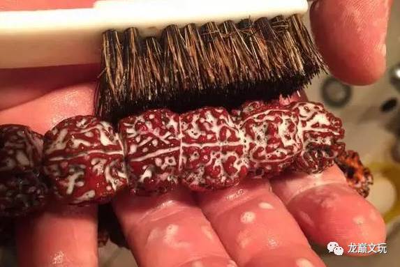 挑战砸碎盘了6年的核桃,盘了好几年的核桃被别人吃了