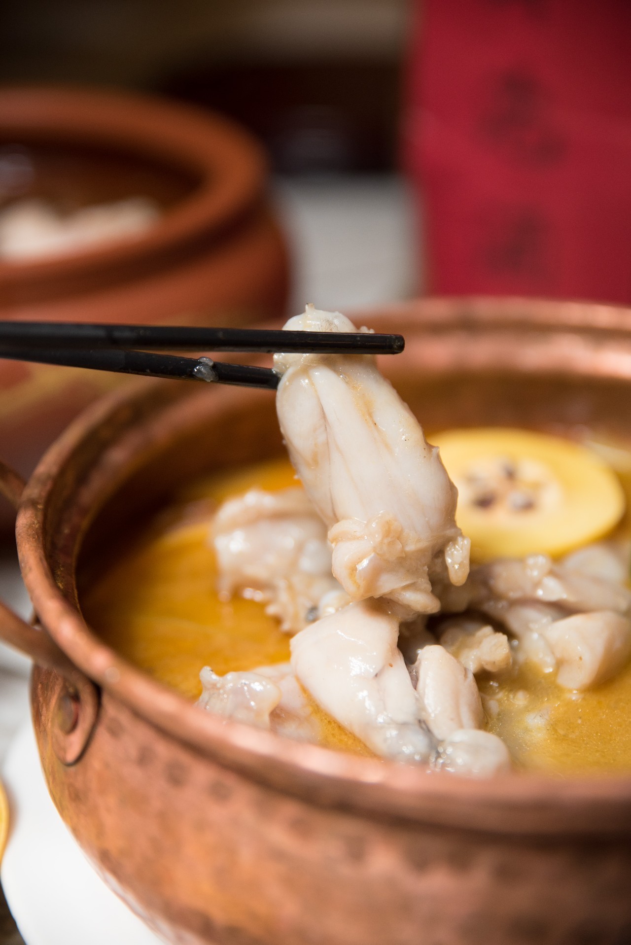 在丽江那一口“好喝到要*天升**”的汽锅鸡，让我开始了“寻找上海最好吃的云南菜”之旅！