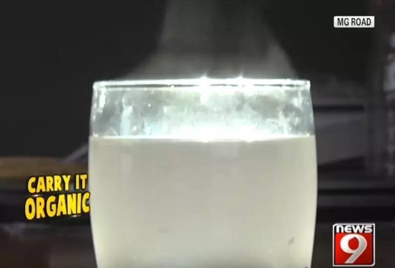 这个从垃圾山中成长起来的印度小伙,为了拯救环境,发明了一款可以吃的塑料袋