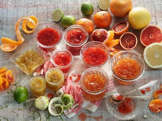 周六我不想上班，我想和你在餐桌上耍果酱