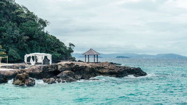 每当海岛又下起了雨赏析,每当海岛又下起了雨小说