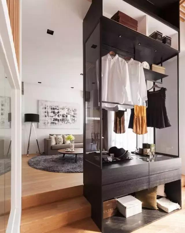 换鞋在门外好还是在玄关里好,入户玄关坐着换鞋对着门是否好