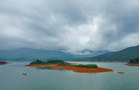 太壮观!清远这个群山萦绕的天湖惊现百米大瀑布,你竟然不知道?