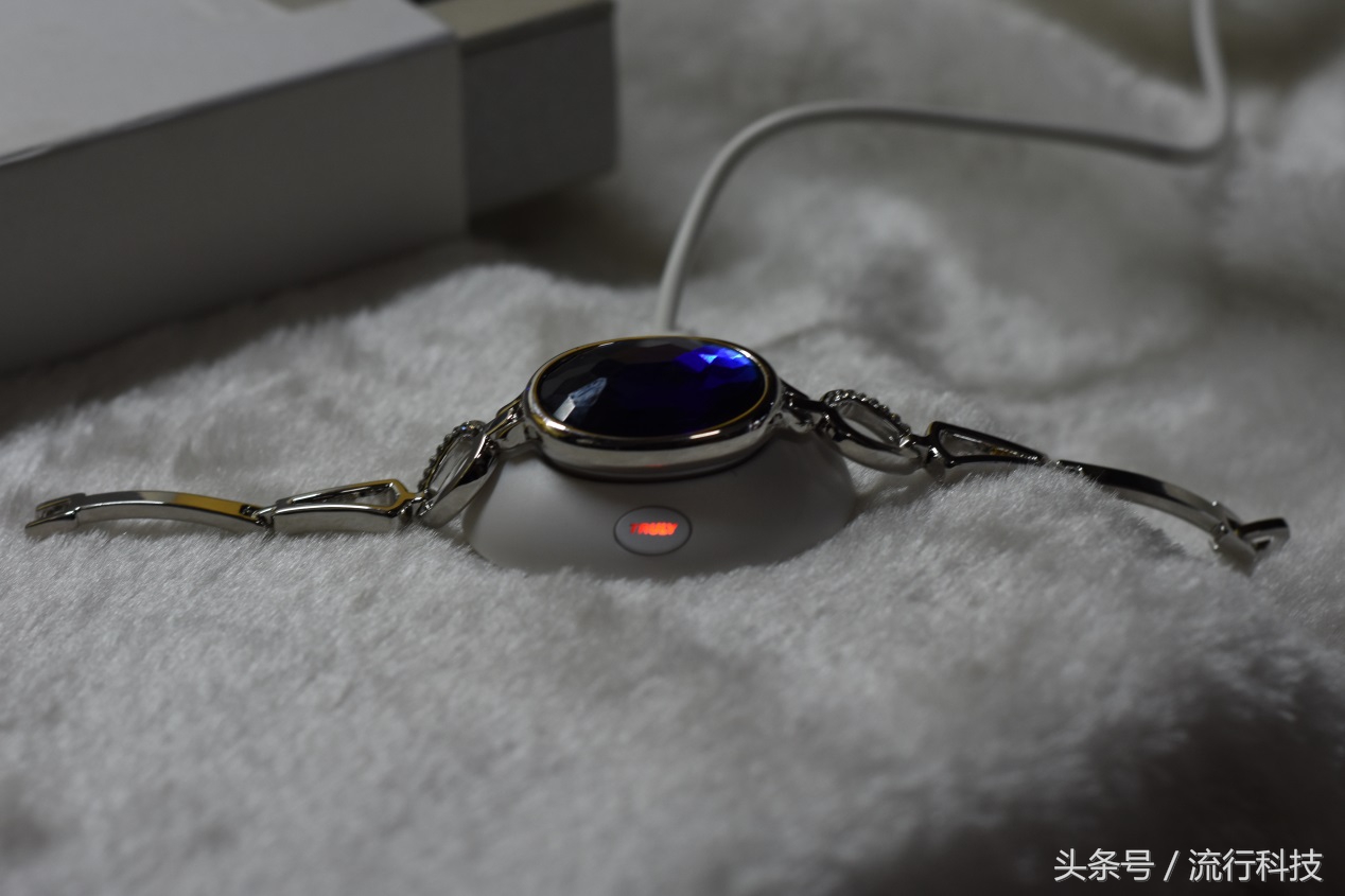 女性所爱的饰品这款也能算是吗？看信利女性手环怎么定义