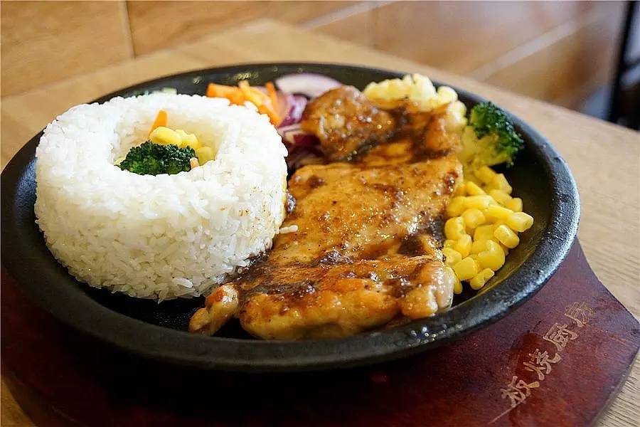 在县城上开餐馆每天盈利多少不亏,在小县城开火锅店一年收入100万