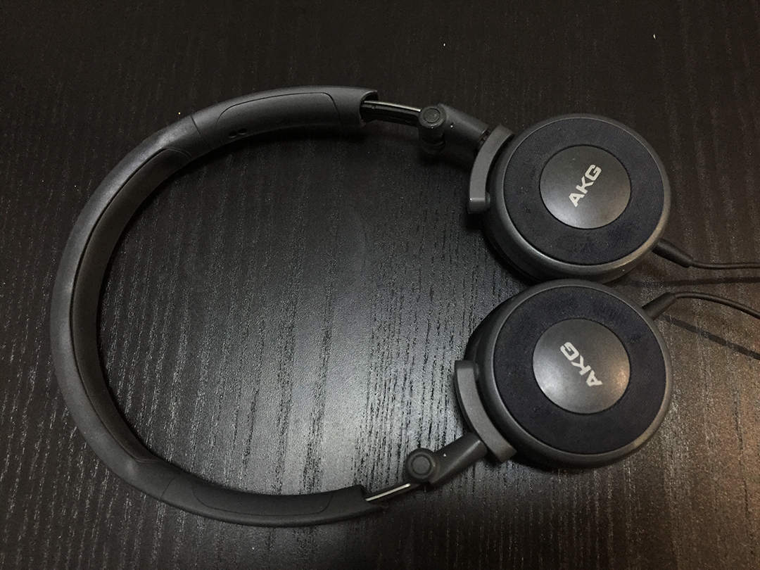 这位小屌丝，给你推荐了性价比超高的入门级耳机！他竟然带了四年