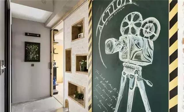 换鞋在门外好还是在玄关里好,入户玄关坐着换鞋对着门是否好