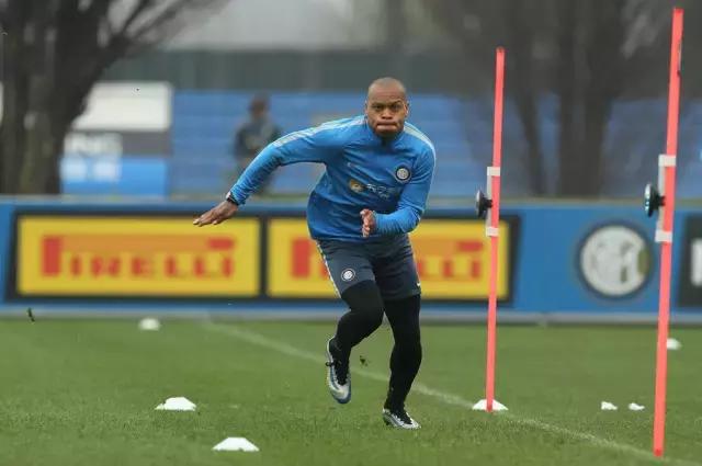 他们都穿什么篮球鞋,他们穿着什么用英语怎么说