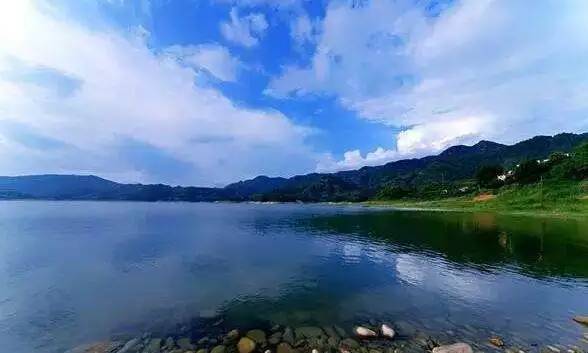 太壮观!清远这个群山萦绕的天湖惊现百米大瀑布,你竟然不知道?