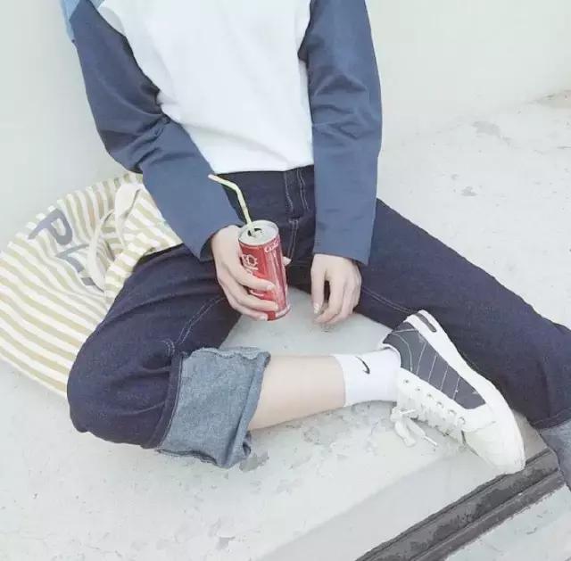 好看的女孩还真不用包包、口红和烧钱来打标签