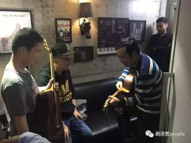 网红吉他少年视频全集,吉他少年进京