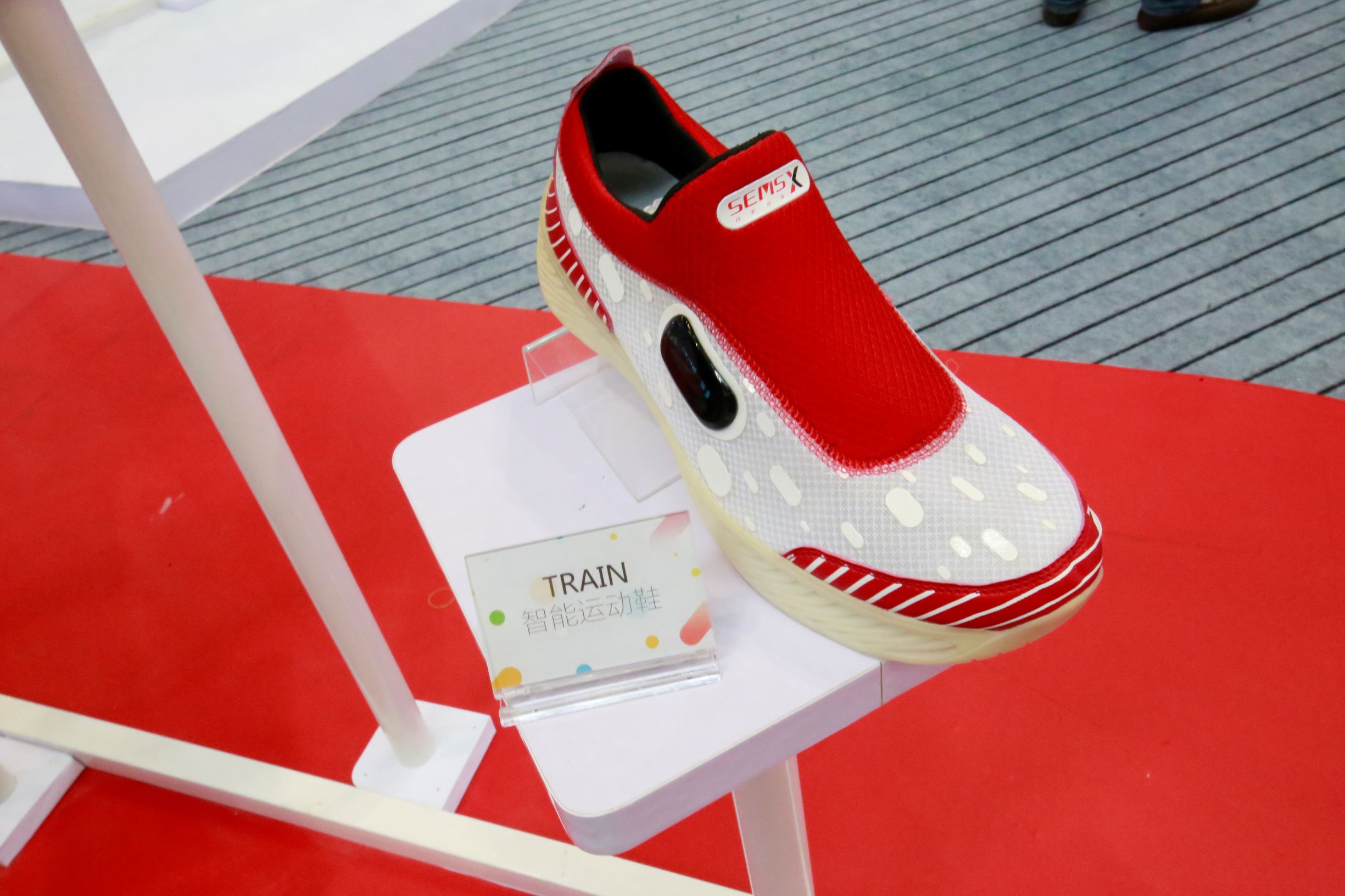 阿迪达斯3d打印鞋换底,阿迪3d打印鞋简介