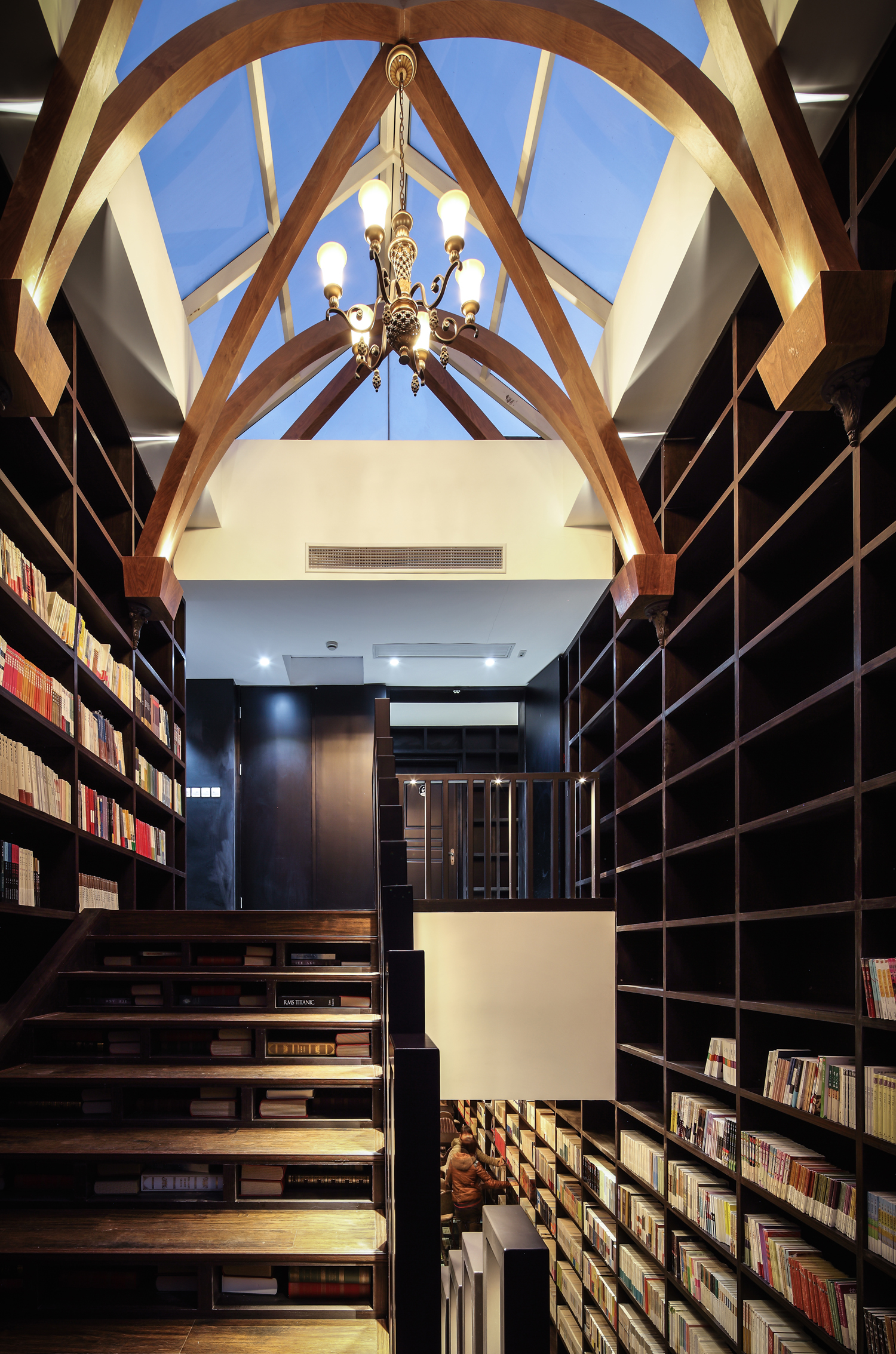 「爱书为书痴，钟书如爱女」钟书阁：让书店美成艺术馆