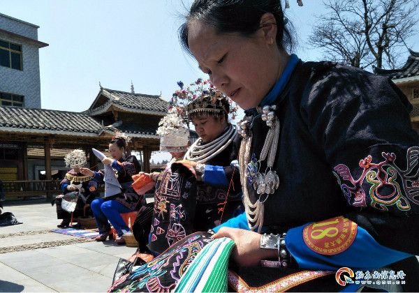 玩偶设计师林良如：怪趣毛毡展览——《23个小怪兽》